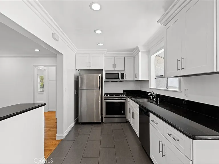 14625 Moorpark St — Photo 3