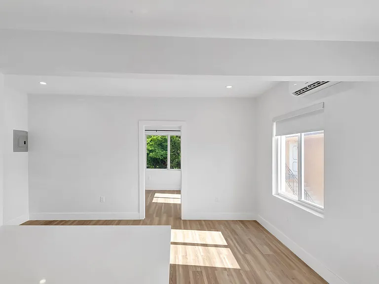 1260 SW 4th St #3 — Photo 6