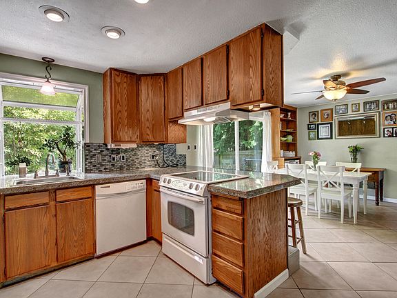 3rd image of 1435 25th St SE