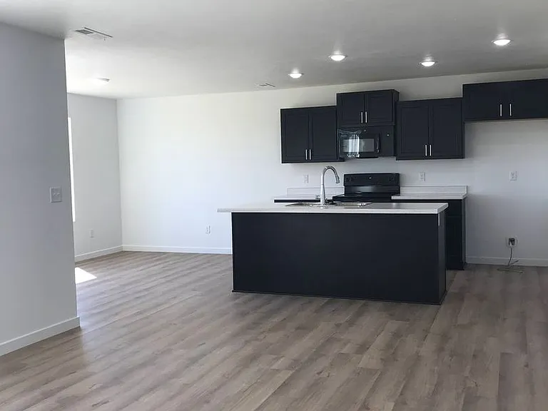 1062 W Holly St — Photo 5