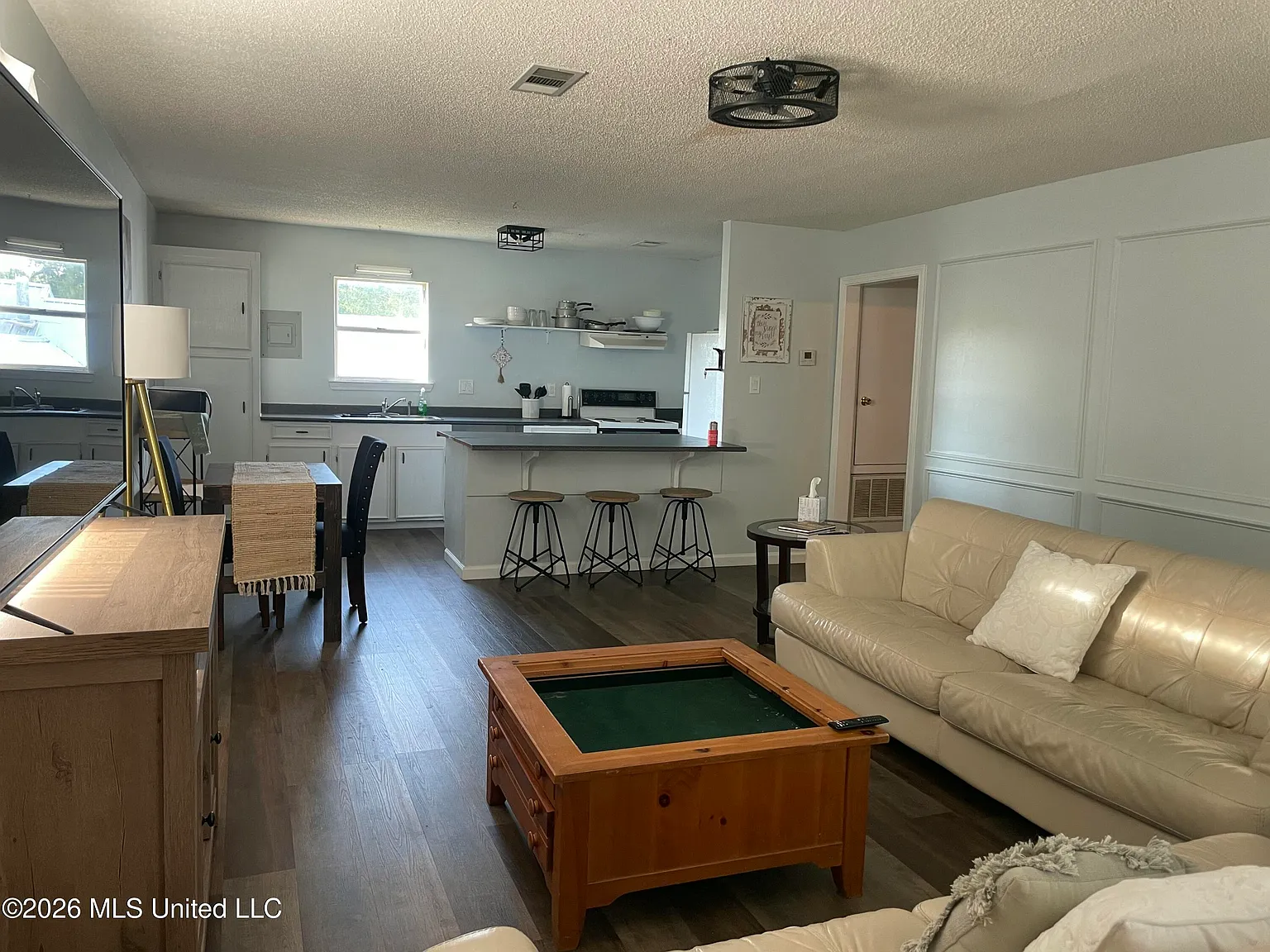 1 bed, 1.0 bath, 1288 sqft, $1,350 — Photo 2