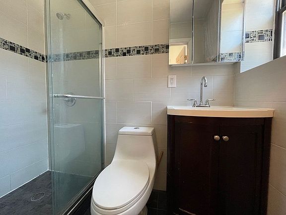 3rd image of 670 Lincoln Pl #2A