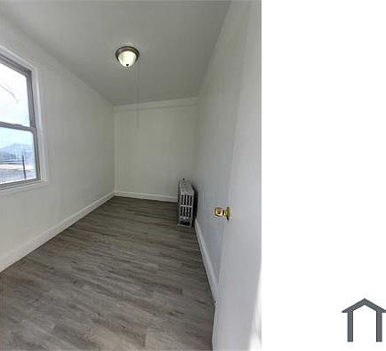 5th image of 952 E 227th St #1B