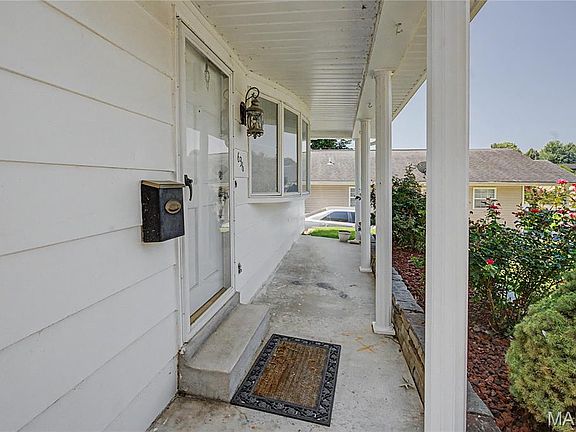 4th image of 636 Whitelaw Ave