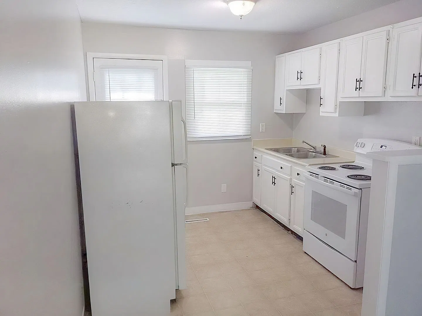 DM - 305 East 25th St South — Photo 2