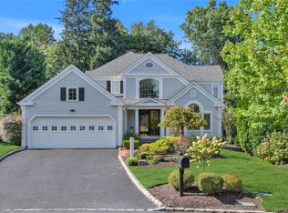 17 Evergreen Circle, Manhasset, NY 11030