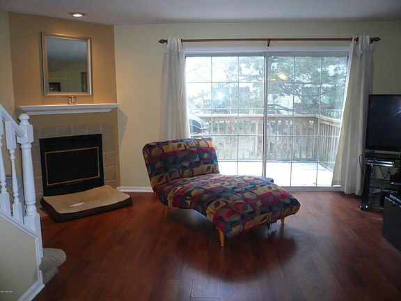 3rd image of 3922 Courtyard Pl SE