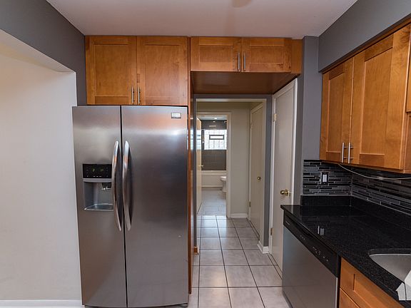 3rd image of 6043 N Northwest Hwy APT 10