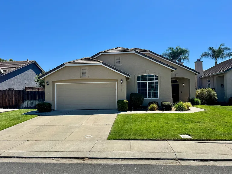 1398 Madelena Ln — Photo 3