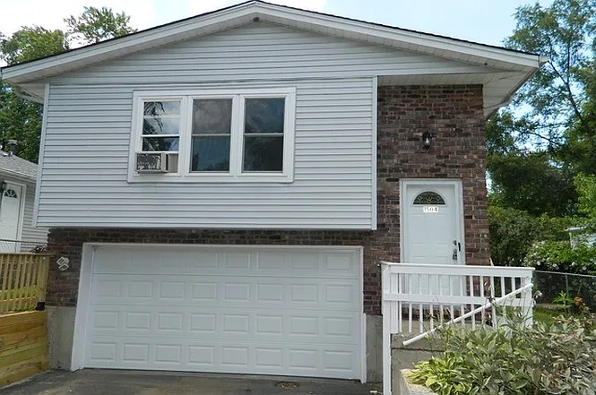 1504 Round Lake Dr photo 1