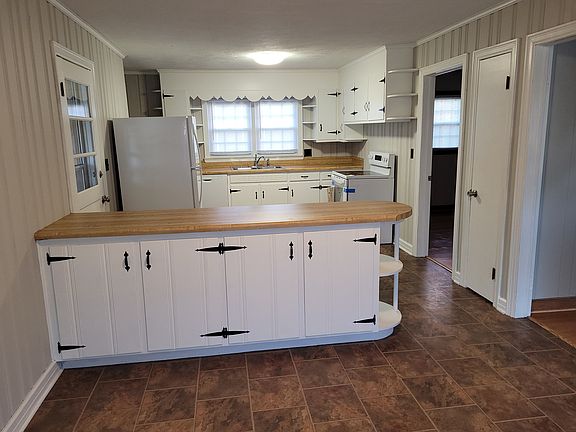 3rd image of 410 Robin Cir