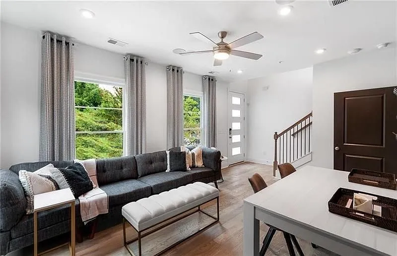 3 bed, 4.0 bath, 2332 sqft, $4,100 — Photo 3