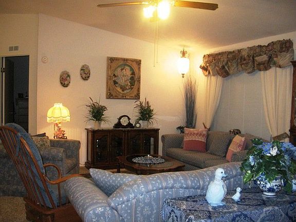 Spacious Living room with ceiling fan