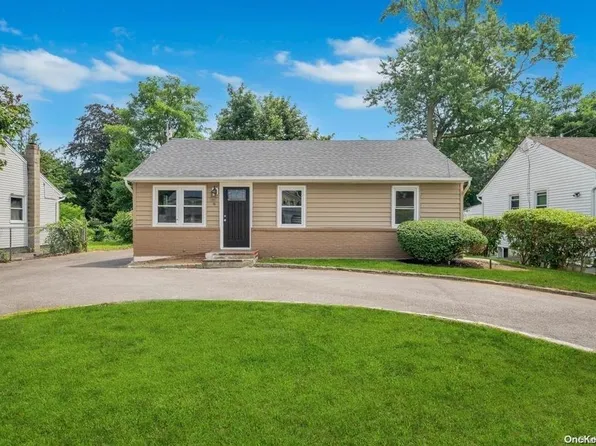 6 Locust Avenue, Wheatley Heights, NY 11798