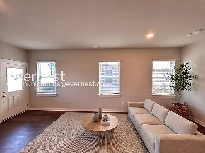 3 bed, 2.5 bath, 1679 sqft, $2,095 — Photo 3