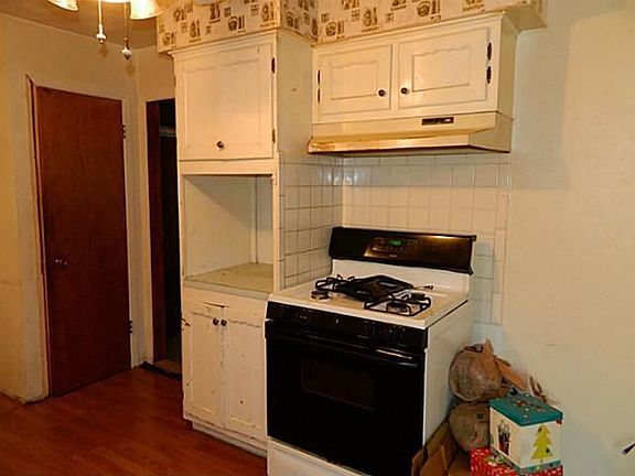4th image of 2302 English Dr