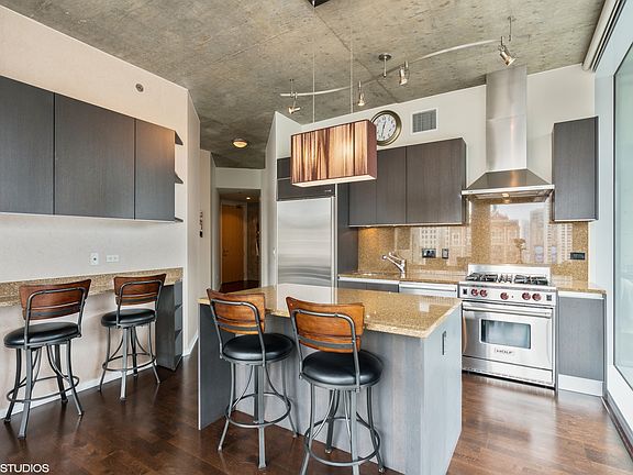5th image of 600 N Fairbanks Ct Unit 1907