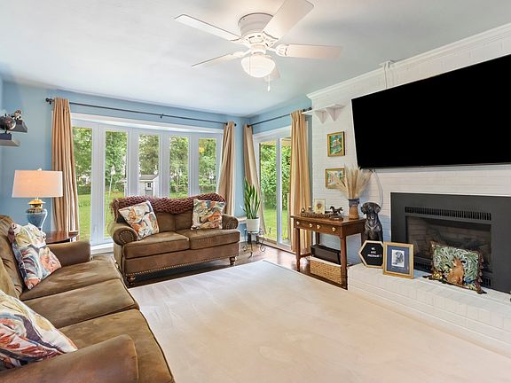 4th image of 12 Paddock Dr