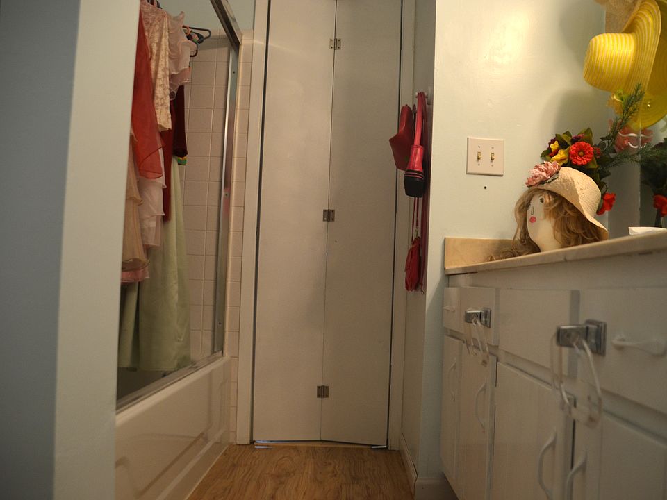 to 2nd bedroom