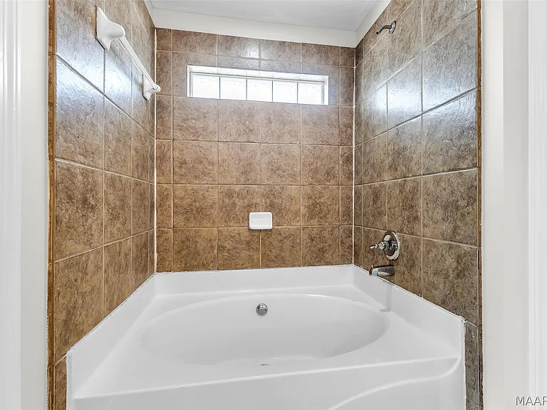 3925 Claiborne Cir — Photo 17