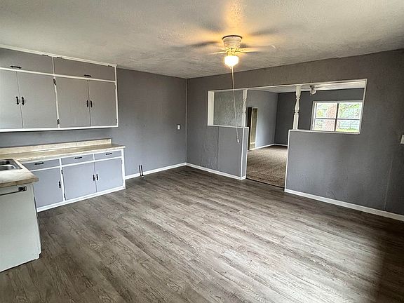 5th image of 603 E Apache St