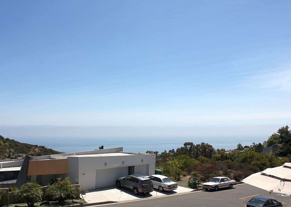 panoramic Ocean views out the front, canyon and city lights out of the back