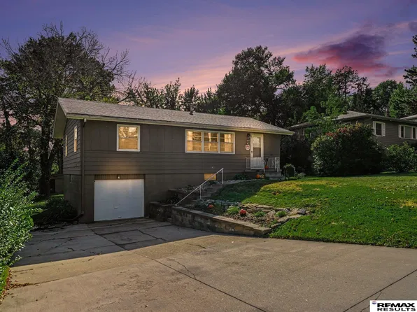8809 Nicholas St, Omaha, NE 68114