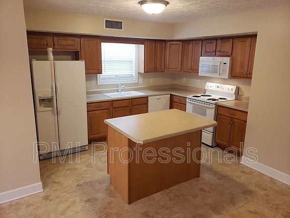 3rd image of 2386 Oak Hill Dr
