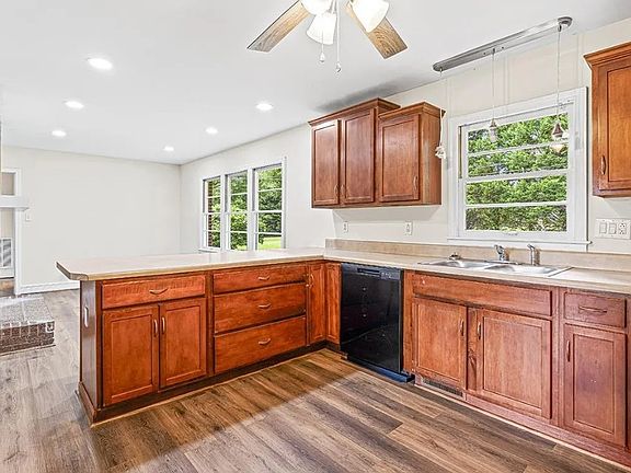 3rd image of 1516 Montague Avenue Ext