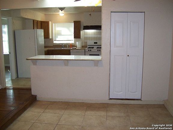 4th image of 354 Storeywood Dr