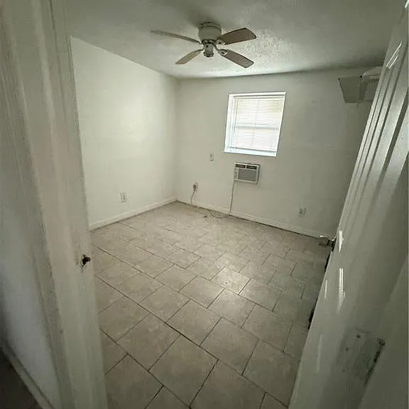 1189 N Tamiami Trl #F — Photo 4