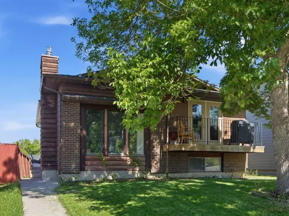 20 SE Berkshire Ct NW, Calgary, AB T3K 1Z5