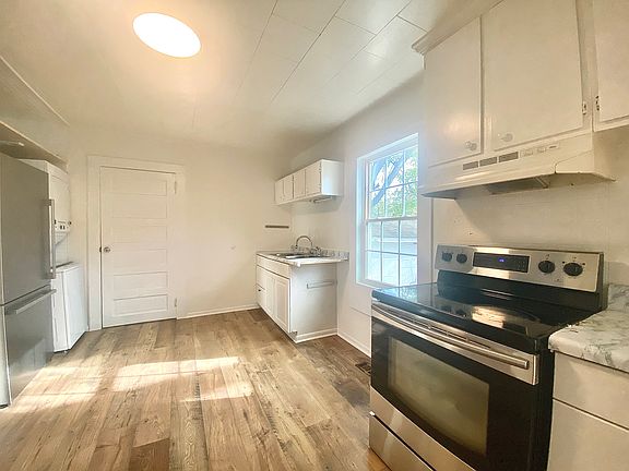 3rd image of 1304 W Knox St