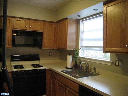 5th image of 1002 Woodview Ct #2