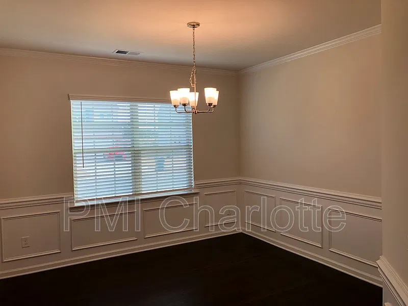 4 bed, 2.5 bath, 2446 sqft, $2,300 — Photo 4