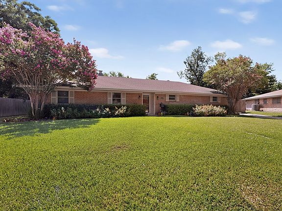 2nd image of 1702 Surrey Cir