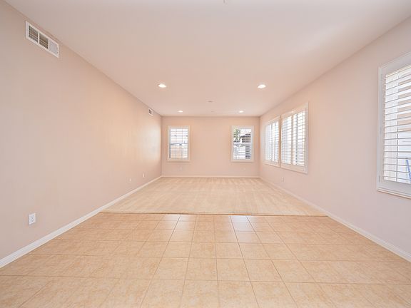 4th image of 372 Cardinal Ln