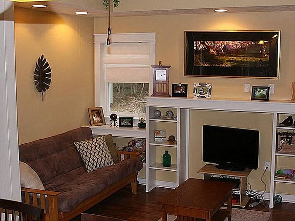 COMFORTABLE LIVING AREA