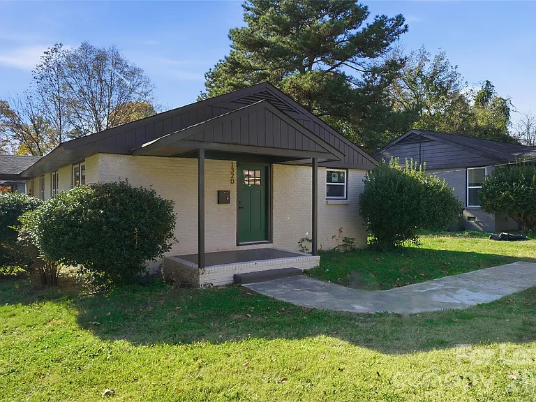 1320 Anderson St — Photo 2