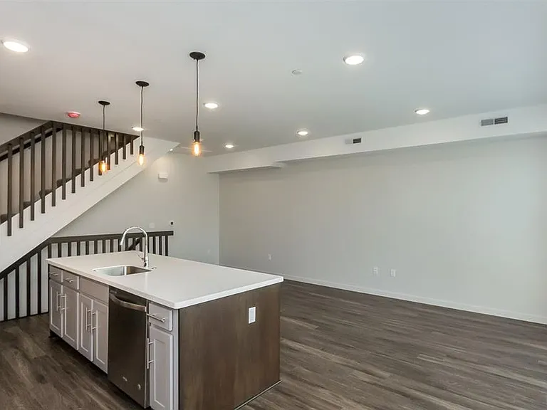 535 S Dubuque St — Photo 4