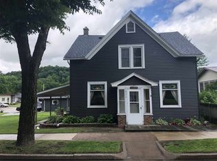 826 S 1st St, Guttenberg, IA 52052