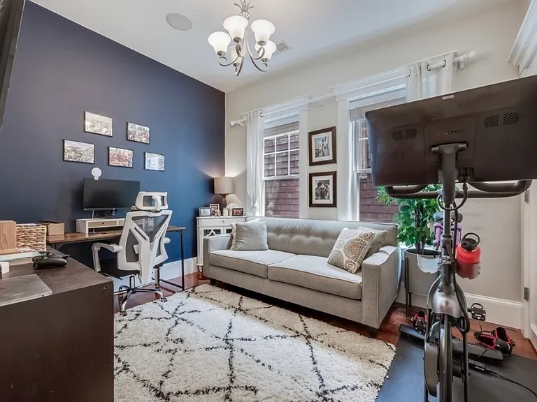 621 E 3rd St #3 — Photo 12