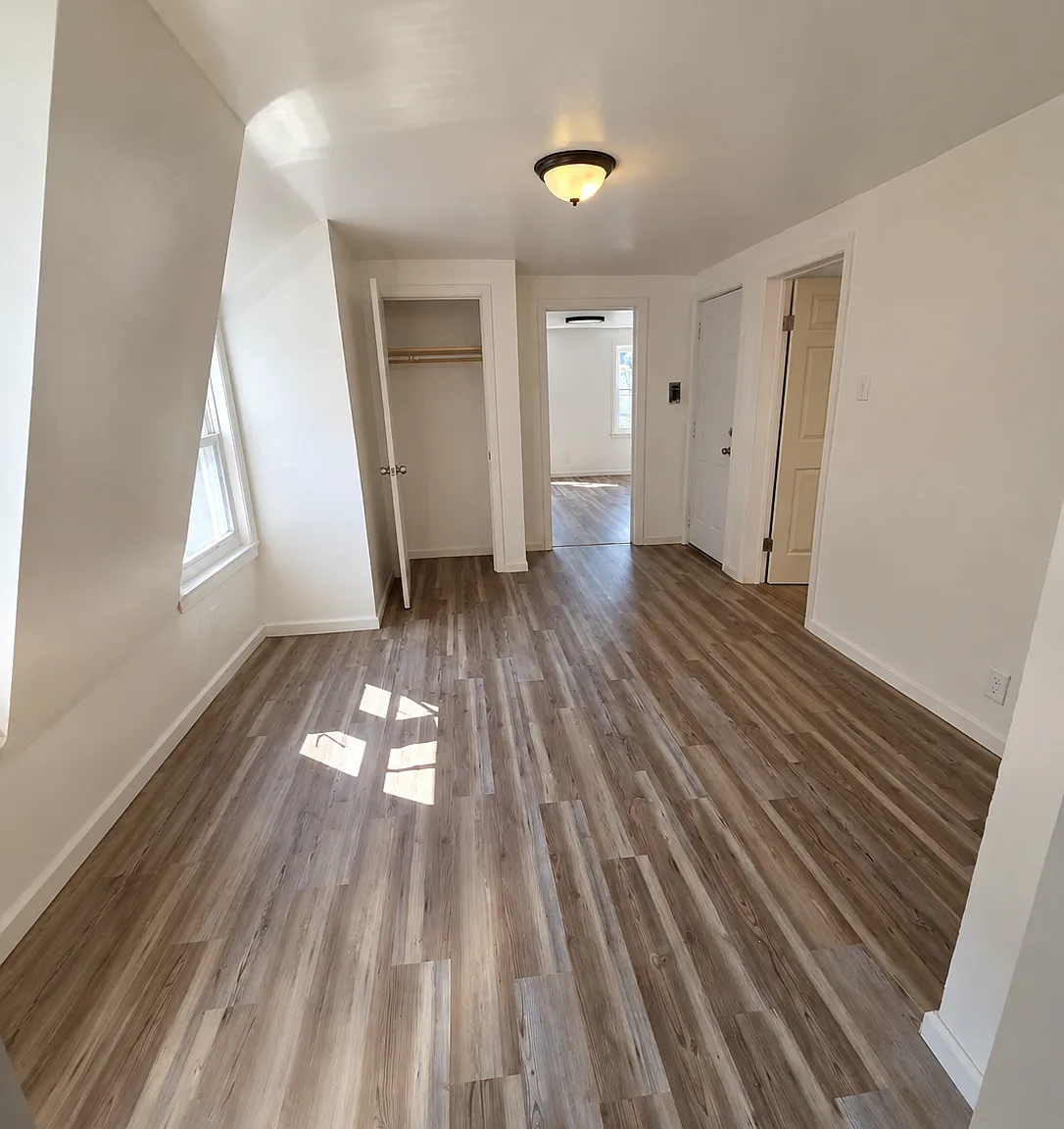 3 bed, $2,400 — Photo 2