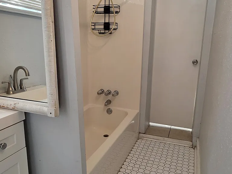 728 Philip St — Photo 11