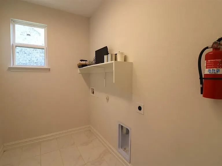 1422 Bellingham Ln — Photo 9