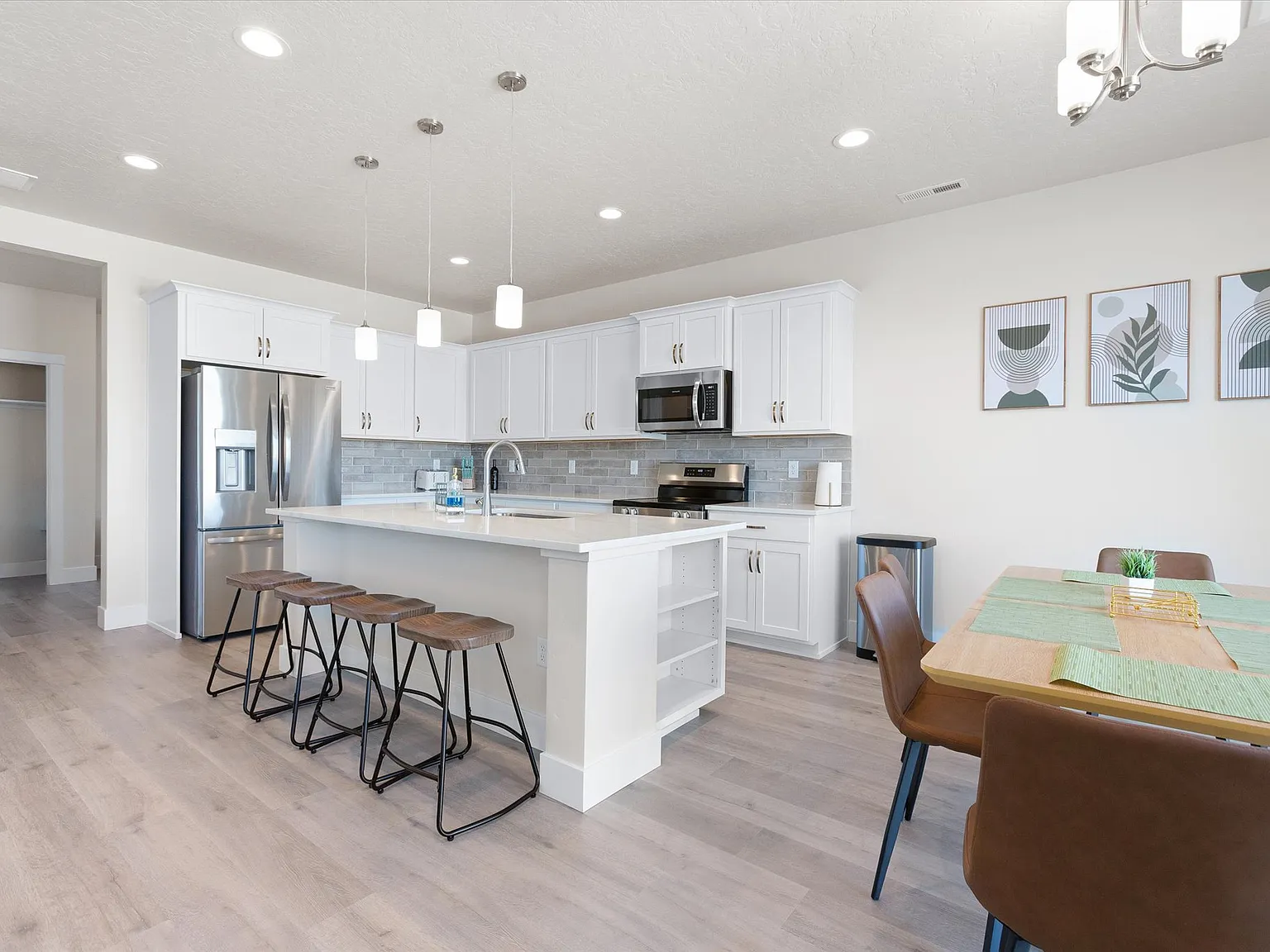 4 bed, 2.5 bath, 2078 sqft, $5,000 — Photo 2