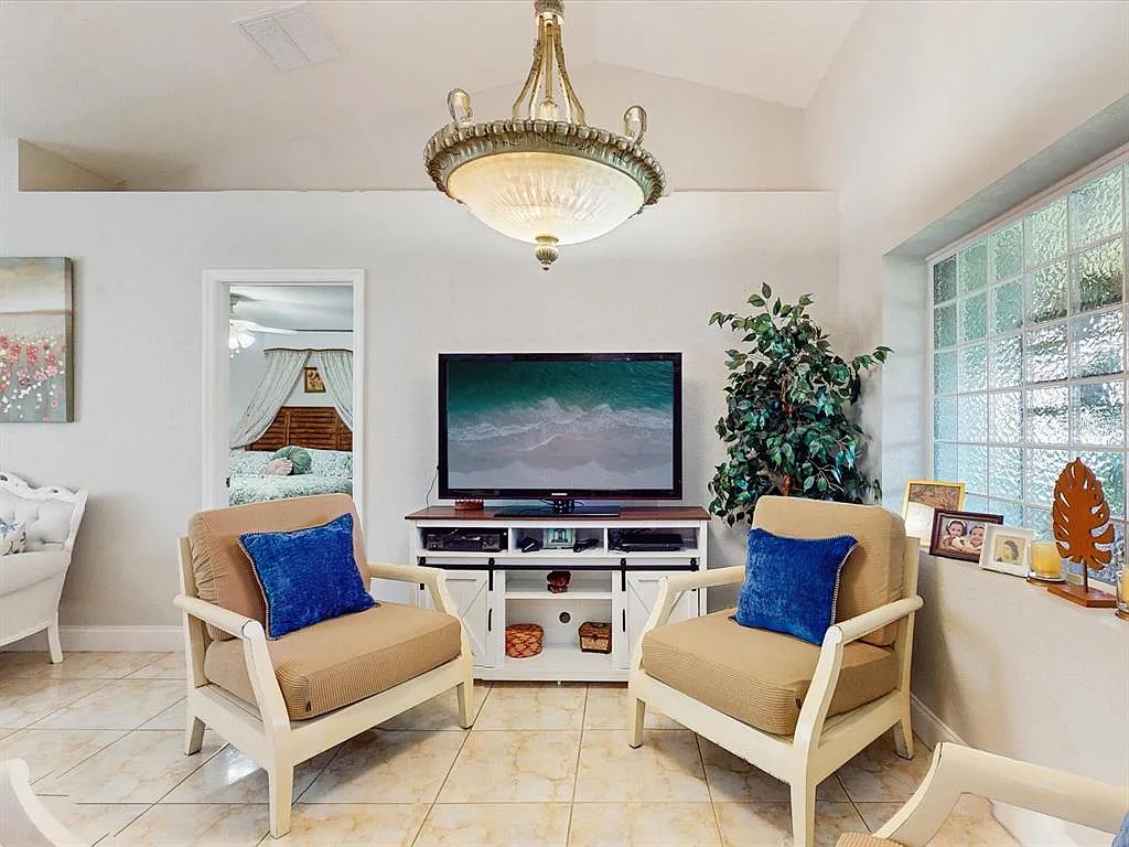 3 bed, 2.0 bath, 1613 sqft, $2,200 — Photo 2