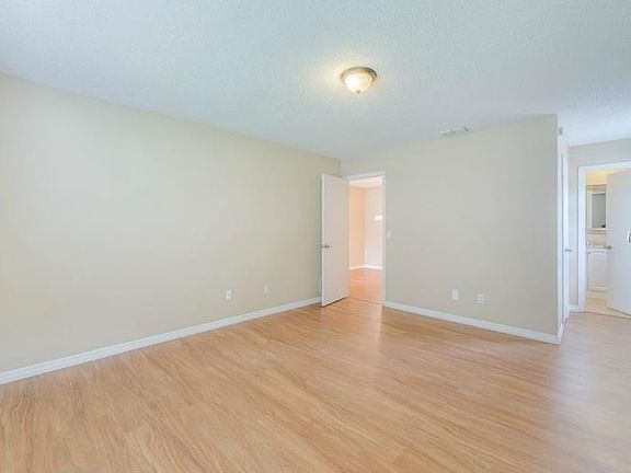 5th image of 616 Meadowvale Dr