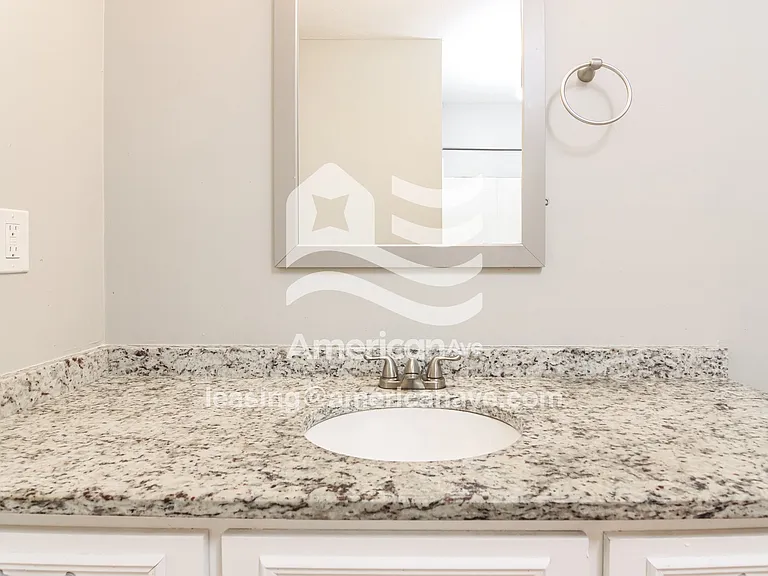 1179100_011_bathroom_12.jpg