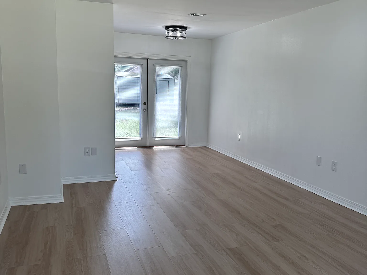 3 bed, 1024 sqft, $1,550 — Photo 2